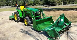 Tractor de Ruedas John Deere 3038E de 70HP 4WD con Cargador Frontal y Cucharón, Equipo Agrícola Utilitario para Motor y Transmisión - Product Image 6