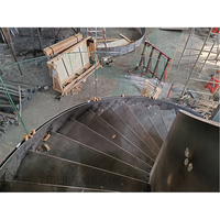 Escalier incurvé de luxe pour villa avec garde-corps en verre robuste, marches en marbre, structure en acier sur mesure, bonne qualité, prix direct usine pas cher