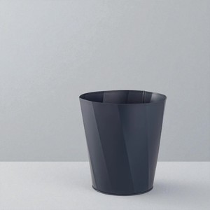 Cubo de basura de hierro recubierto de polvo azul de aspecto elegante y profesional, ahorro de espacio y larga duración, ideal para debajo de escritorios o en esquinas - Product Image 1