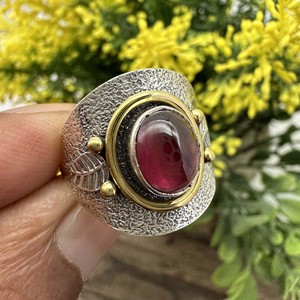 Vente en gros de bagues martelées bicolores en argent sterling 925 fabriquées à la main de bijoux en cristal cabochon grenat rouge naturel - Product Image 3