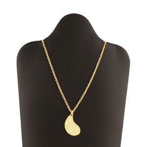 Collar de diseñador inspirado, collar con colgante de encanto con acabado cepillado, collar de cadena de eslabones chapado en oro mate, joyería de moda femenina - Product Image 1