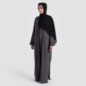Abaya Aveline de Silueta Recta con Pliegues en Color Carbón - Product Image 3