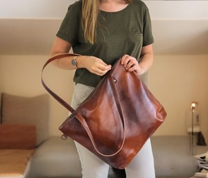 Fourre-tout en cuir véritable Timeless Grace avec forme structurée et brillance subtile - Product Image 3