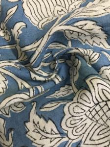 Tela de Algodón Estampada a Mano en Azul Índigo |   Textil Tradicional Indio con Diseño Floral de Vid - Product Image 3
