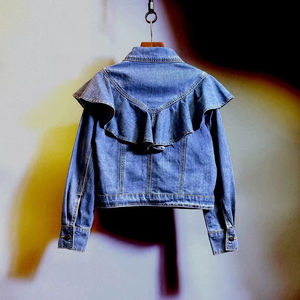 Veste en jean délavée pour femme avec détails rayés en tissu tricoté en coton - Mode streetwear écologique à prix économiques - Product Image 2