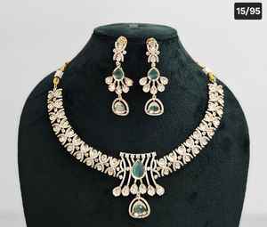 Magnifique ensemble de bijoux ethniques plaqué or avec pendentif en forme de feuille serti de zircon cubique et de pierres Kundan, idéal pour les soirées féminines - Product Image 3