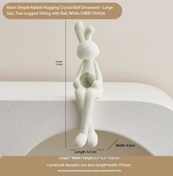 Grand, à deux pattes, tenant une balle blanche.