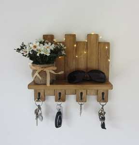 Étagère verticale à lattes en finition chêne avec inscription « HOME » et crochets. Disponible aux prix de gros. - Product Image 2