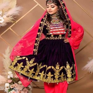 Dernières robes traditionnelles de style court afghan brodées à la main au tarif de gros en couleur bleue avec décoration de pièces de monnaie - Product Image 5