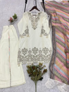 Ensemble prêt-à-porter entièrement cousu : haut en georgette brodé de motifs étoiles, pantalon palazzo et dupatta. - Product Image 4