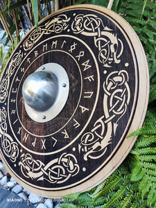 Bouclier Viking authentique avec gravure personnalisée sur les courses. - Product Image 2