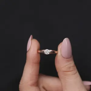 Anillo de Compromiso Solitario Clásico con Diamante Cultivado en Laboratorio, en Plata de Ley y Oro, Claridad VS1, Color F - Product Image 4