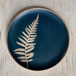 Assiette à dîner en céramique bleu foncé mat, forme ronde classique, surface de qualité durable pour une présentation de table raffinée - Product Image 5