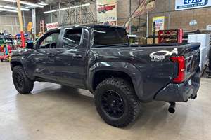 รถโตโยต้า ทาโคมา TRD Sport Double Cab 4x4 ปี 2025 สภาพดี ใช้งานน้อย ประมาณ 700 ไมล์ เครื่องยนต์ดีเซลเทอร์โบ 4 สูบ ล้อแม็ก R20 พวงมาลัยซ้าย สีเข้ม ไมล์น้อย - Product Image 3