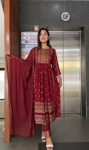 ชุดสูทแบบดั้งเดิมเย็บขอบด้านบนแบบแฟนซีชุดปาร์ตี้ใหม่เปิดตัว - Product Image 2