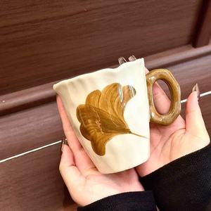 Taza de Café de Cerámica Pintada a Mano con Diseño de Hoja de Ginkgo, Asa Marrón, Estilo Vintage, Capacidad de 201-300 ml, Reutilizable - Product Image 3
