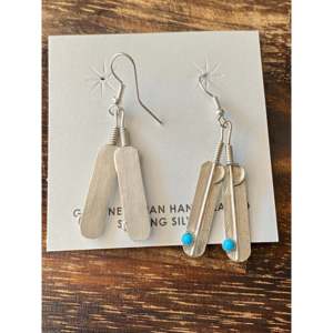 ต่างหูเชสเตอร์ ชาร์ลี คิงแมน ประดับด้วยเทอร์ควอยซ์และขนนกเงินสเตอร์ลิง - Product Image 5