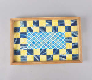 Plateau de service rectangulaire de luxe fait à la main avec incrustation de résine bleue et jaune vibrante et centre en mosaïque géométrique - Product Image 3