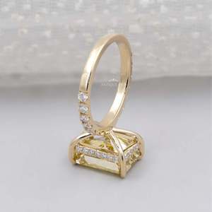 Anillo de Diamante Amarillo Radiante con Certificación IGI, con Halo Oculto y Banda Pavé - Product Image 5
