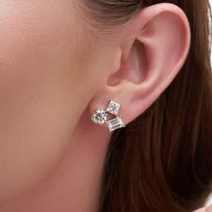 Pendientes de Moda Radiantes de 5.56 Ct con Tres Piedras Brillantes para Mujer en Oro Blanco de 14K con Diamantes Cultivados en Laboratorio - Product Image 1