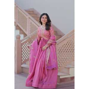 Experimenta el encanto del vestido de tendencia con tela Gold Crush con lentejuelas y trabajo de bordado múltiple Dupatta - Product Image 1