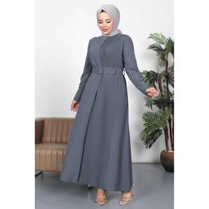 Vestido Hijab Plisado con Cuello Apedreado, Color Humo - Product Image 4