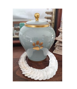 Urna de metal para mascotas de calidad superior con tapa roscada y base forrada de fieltro para cenizas - Product Image 3