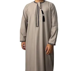 2023 nouveau design en gros robe musulmane musulmane dubaï islamique thobe vêtements hommes Thobe solide teint hommes personnalisé poitrine tussle conception - Product Image 1