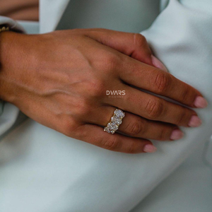 แหวนหมั้นเพชรทรงรีสี่เหลี่ยมเจียระไนแบบโอวัล ความใส VVS ทองคำแท้ 18K เพชรเพาะเลี้ยงในห้องปฏิบัติการ ดีไซน์หรูหรา ปรับแต่งได้ในสีทองคำขาว ทองคำเหลือง และทองคำชมพู - Product Image 4