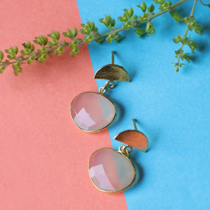 ต่างหูห้อยประดับพลอยแคลเซโดนีสีชมพูสำหรับผู้หญิง ยี่ห้อ DUA ทำจากทองเหลืองผสมทองแดง ชุบทอง 18K ดีไซน์ทันสมัย เหมาะสำหรับงานแต่งงาน สวยงาม ประณีต ทำด้วยมือ - Product Image 1