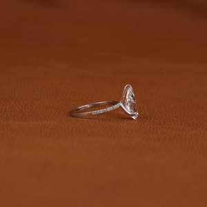 Anillo de Compromiso Clásico Chapado en Oro Sólido de 18KT para Mujer, Corte de Pera, Diamante Cultivado en Laboratorio, Corte de Media Eternidad, Ajuste de Pavimento de Diamante Lateral - Product Image 4