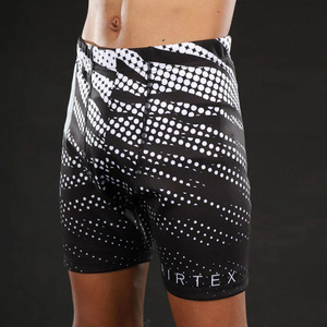Pantalones cortos de compresión para hombre Pantalones cortos de combate sublimados en blanco y negro para hombre con estampado gráfico en negrita - Product Image 5
