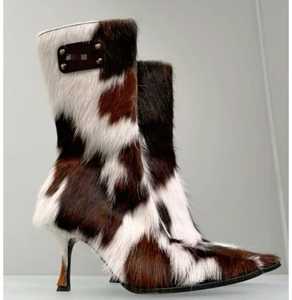 Botas Vaqueras Occidentales Personalizables de Media Caña con Estampado de Vaca en Blanco y Negro, de Cuero Grueso, Accesorio de Moda - Product Image 1