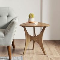 Table ronde en bois avec des motifs sculptés utilisés comme élément de décoration artistique ou table de prière dans les maisons indiennes