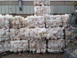 Déchets de bouteilles de lait en PEHD en vrac à vendre - Product Image 2
