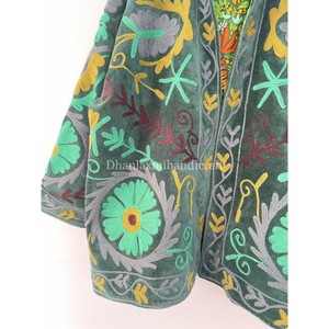 Femmes fait à la main courte unisexe veste Boho velours Suzani broderie florale coton tissu respirant tricoté manteau pour l'hiver - Product Image 3