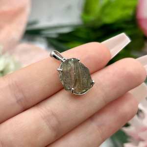 Collier pendentif ovale en moldavite brute Bijoux faits à la main authentiques Pierre précieuse unique avec véritable moldavite Chlum - Product Image 6