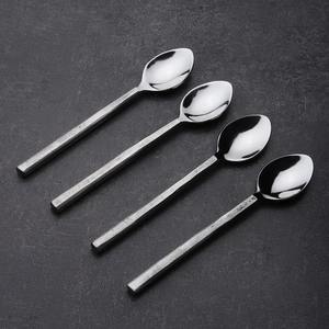 Juego moderno de cucharas de 4 piezas Esenciales de comedor elegantes y duraderos con cabezas de acero espejadas chapadas y asas texturizadas para fiestas - Product Image 4