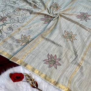 Sari en soie tissé à la main VASTRA COTTAGE, travail artisanal de handkatha sur toute la surface, avec des glands inspirés sur le pallu et un chemisier assorti. - Product Image 4