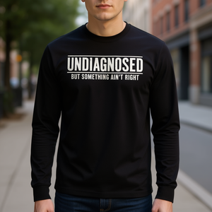 Camiseta de Manga Larga con el Eslogan 'Sin Diagnóstico, pero Siente que Algo No Está Bien' para Fines Promocionales - Product Image 3