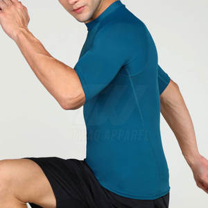 Top de compresión Slim Fit con tela suave al tacto y diseño flexible para el movimiento diario Top de compresión de enfriamiento - Product Image 2