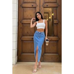 Jupe en jean mi-longue marron taille haute fendue sur le devant pour femme LUSTRIN, idéale pour la vente en gros, les tenues décontractées et les collections de boutiques - Product Image 1