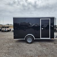 Remorque de transport fermée noire à parois hautes, remorque utilitaire à essieu tandem avec porte latérale