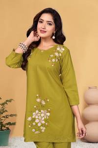 Ensemble coordonné élégant jaune moutarde pour femmes avec broderie lourde au niveau du col et pantalon droit de qualité supérieure - Product Image 6