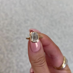 Anillo de compromiso de moissanita con corte esmeralda de 10x7mm | Bisel solitario estilo minimalista | Oro o plata nupcial boda joyería fina OEM - Product Image 1