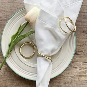 Anneau de serviette minimaliste en argent, boucle entrelacée, support en métal poli, décoration de table élégante pour les dîners, les banquets, les mariages - Product Image 1