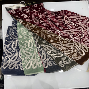 Tela Ligera de Tencel, Algodón, Nailon y Poliéster con Encaje Bordado y Cadena, Color Sólido para Venta al por Mayor de Prendas - Product Image 2