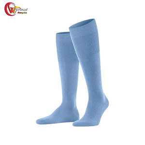Chaussettes de sport personnalisées OEM Chaussettes de sport antidérapantes, respirantes, à la longueur du genou Chaussettes de sport en vente entière - Product Image 1
