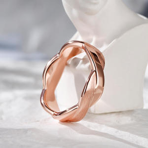Anillo de Boda para Hombre de Plata de Ley con Diseño Entrelazado de Amor Irrompible Jeulia - Product Image 4