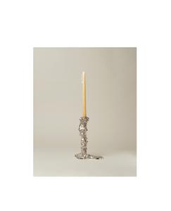 Bougeoir en métal à double bras avec un design symétrique et une sensation élégante adapté à la salle à manger ou aux présentoirs de manteau - Product Image 1